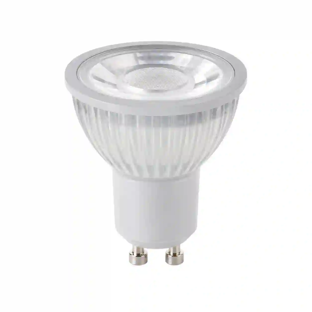 LED žárovka GU10 s reflektorovým tělem izolovaná na bílém pozadí